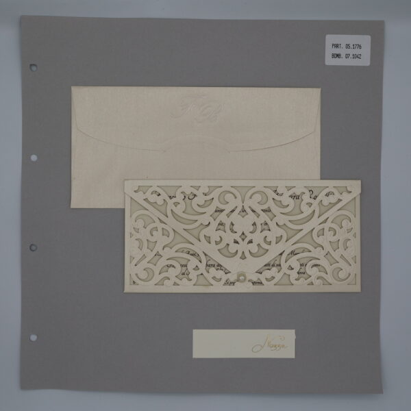 Partecipazione con decorazione a intaglio